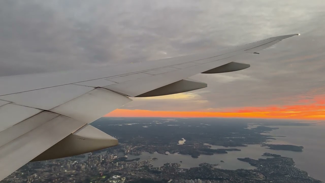 United Airlines Boeing 777-300ER STUNNING SUNRISE Landing into Sydney