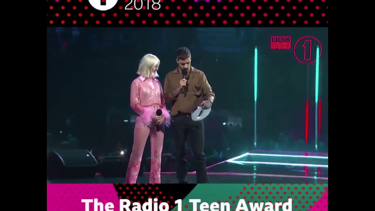 Liam Payne giving Little Mix their Best British Group Award at the Teen Awards (21/10/2018)