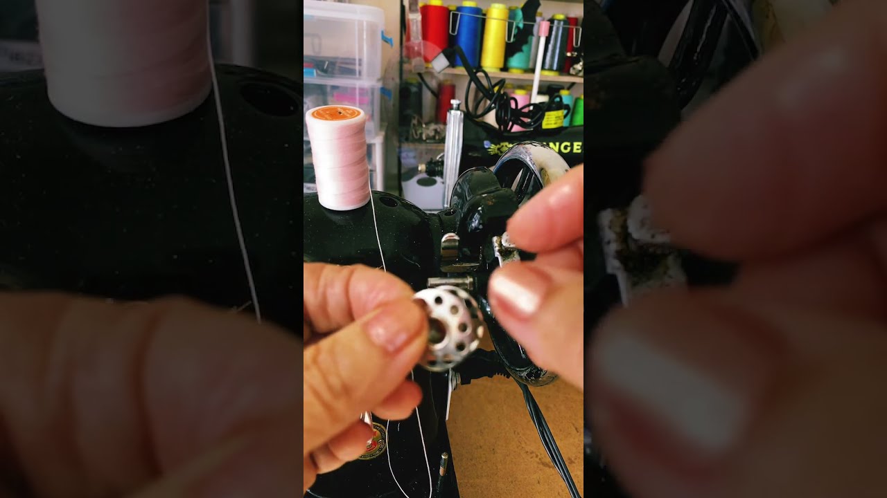 Cómo devanar la bobina de la máquina de coser negrita