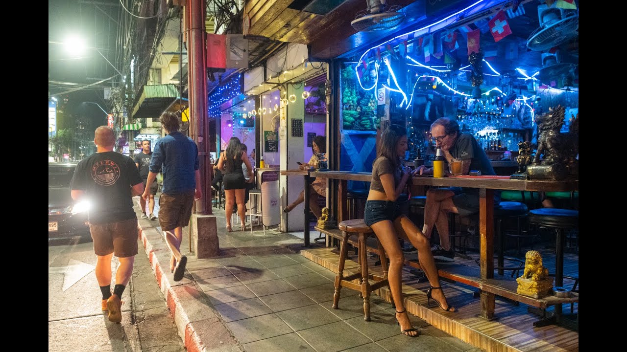 [4K] Bangkok nightlife street with bars and food spots at Sukhumvit Soi 22