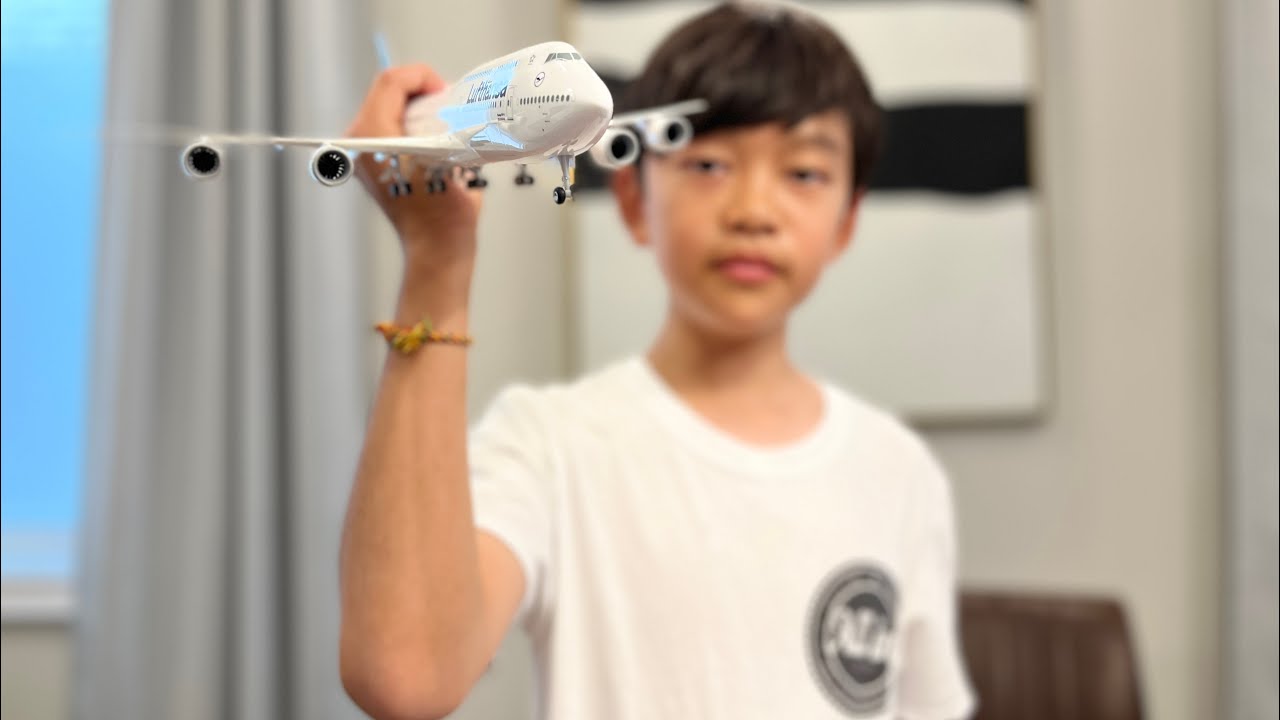 Unboxing Lufthansa 747 Model