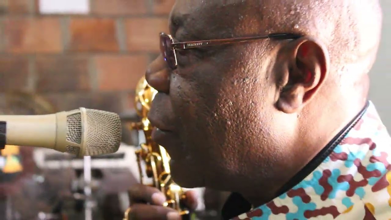 Manu Dibango répète Ayé Africa au Laboratoire Musical de Bastos