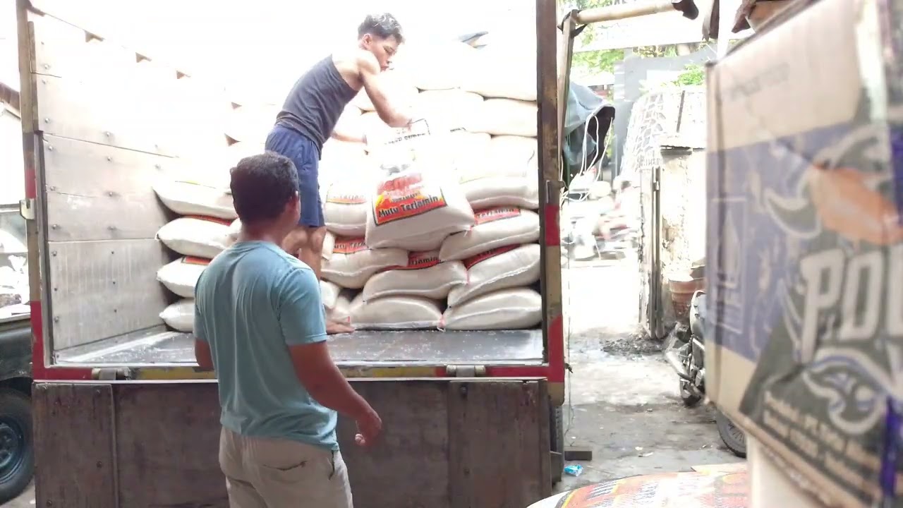 Bongkar beras 10 ton di pagi hari boss 