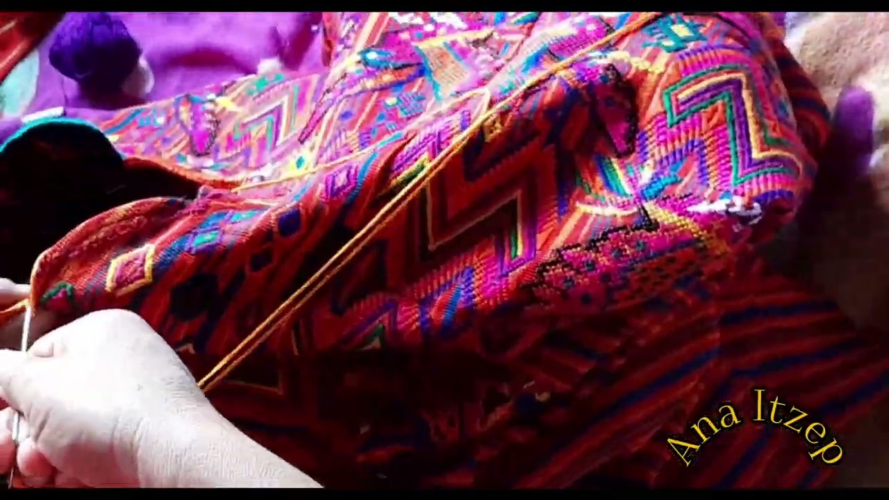 bordando el cuello de un huipil de chichicastenango (primer paso )