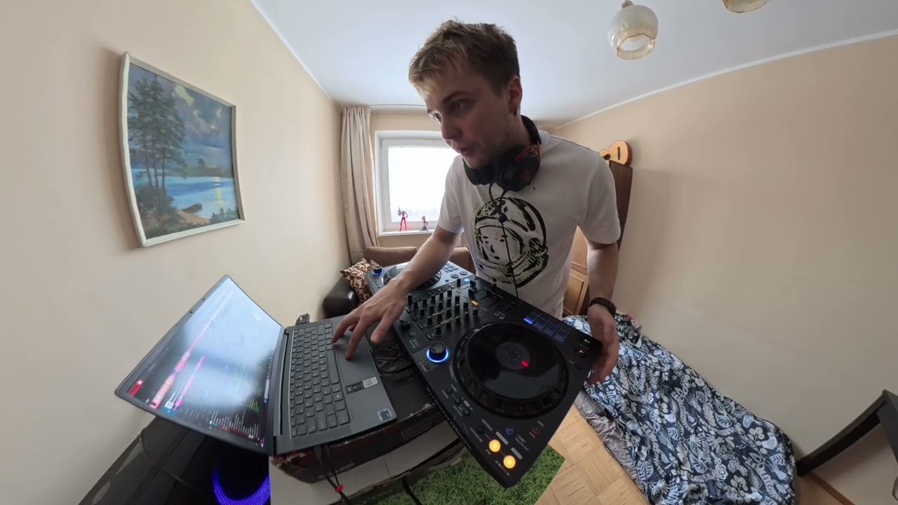 Playing Bassline House and Eating Cake
