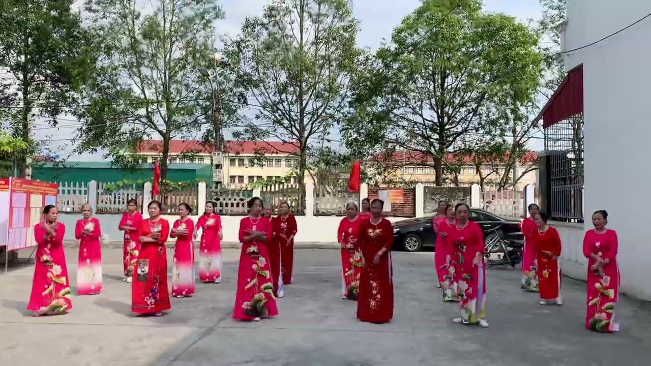 Hội dân vũ thôn Thịnh Vượng tổ chức văn nghệ chào mừng ngày quốc tế phụ nữ 8/3