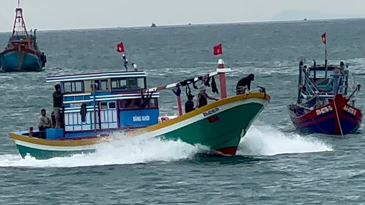 PHẦN 193.Cảnh Những Chiết Ghe Lặng Sò La Gàn Đua Nhau Chạy Quá Đả 