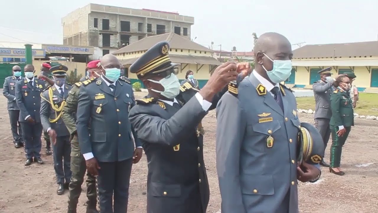 DOUALA : REMISE DES GALONS AUX GENDARMES PROMUS