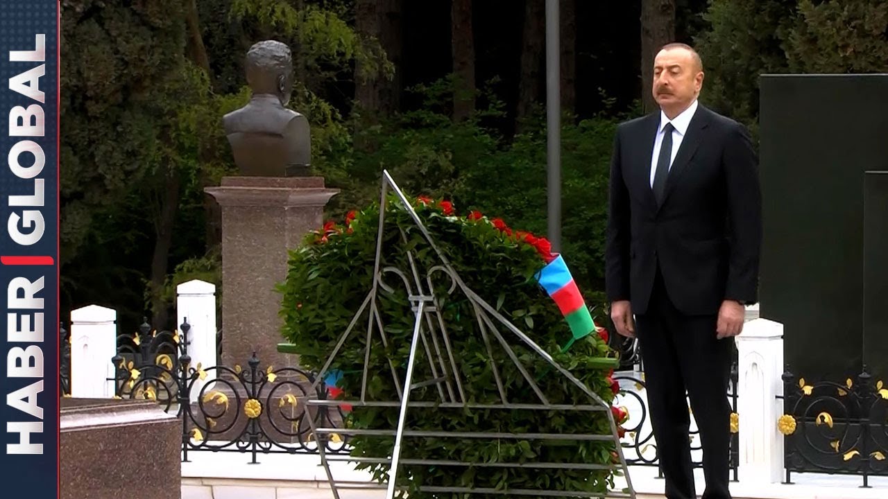 Aliyev Ailesi B&uuml;y&uuml;k Lider Haydar Aliyev'in Mezarına &Ccedil;elenk Bıraktı