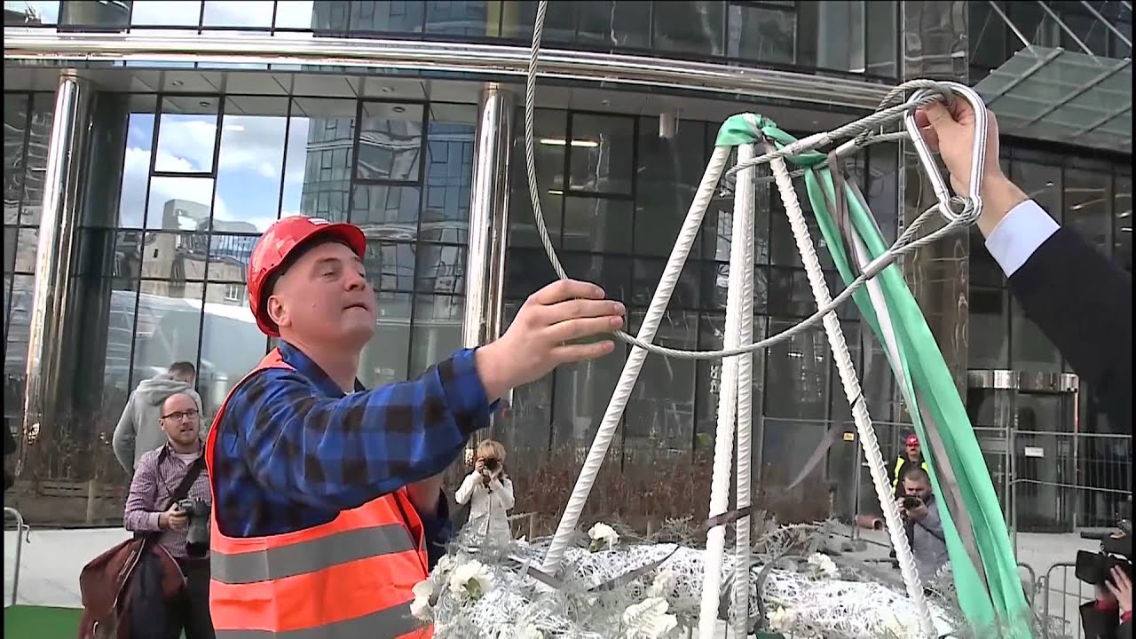 Warsaw Spire dron video topping out