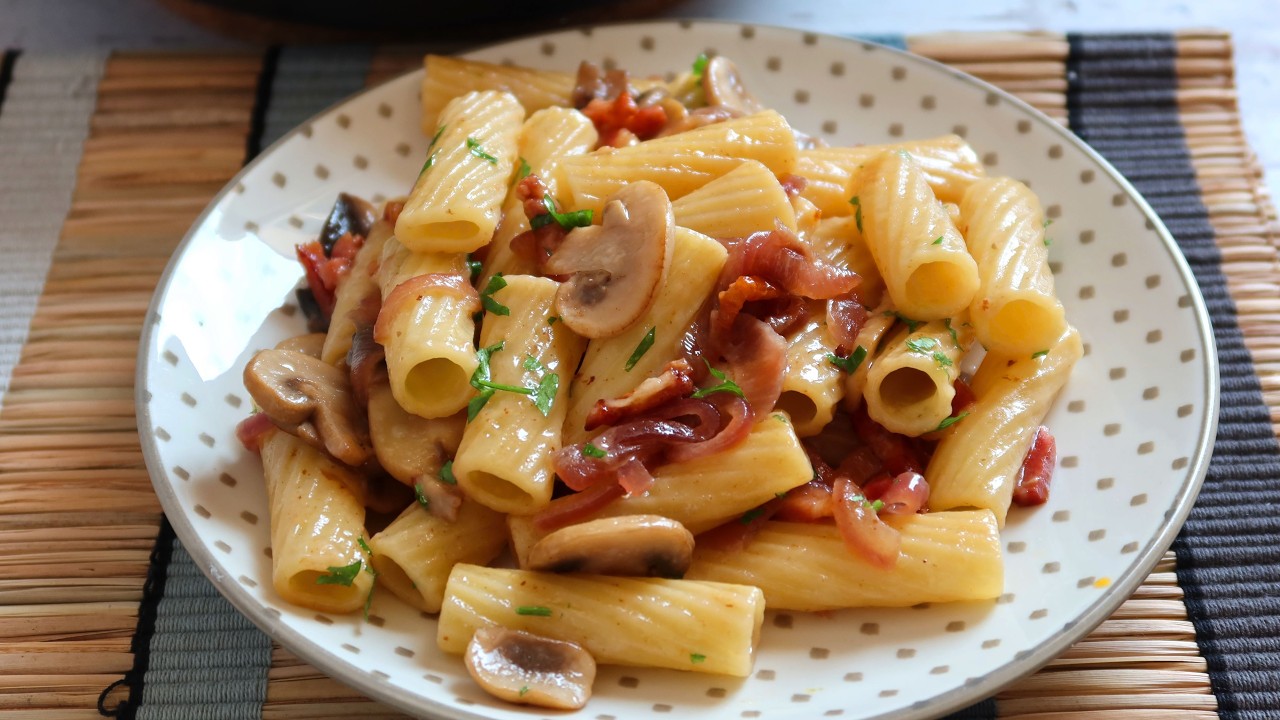 Pasta con champinones, cebolla y bacon