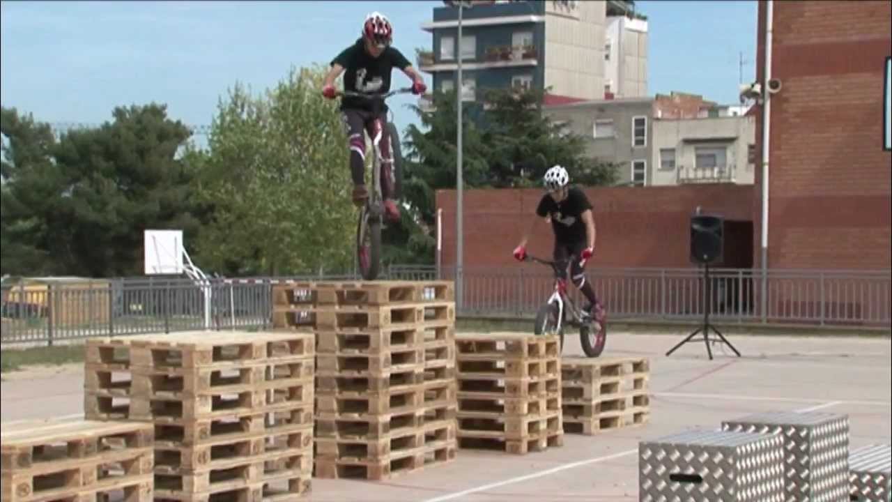 Exhibició de BikeTrial d'AbanTwins a l'Escola Sant Julià de Sabadell - Mireia i Gemma Abant