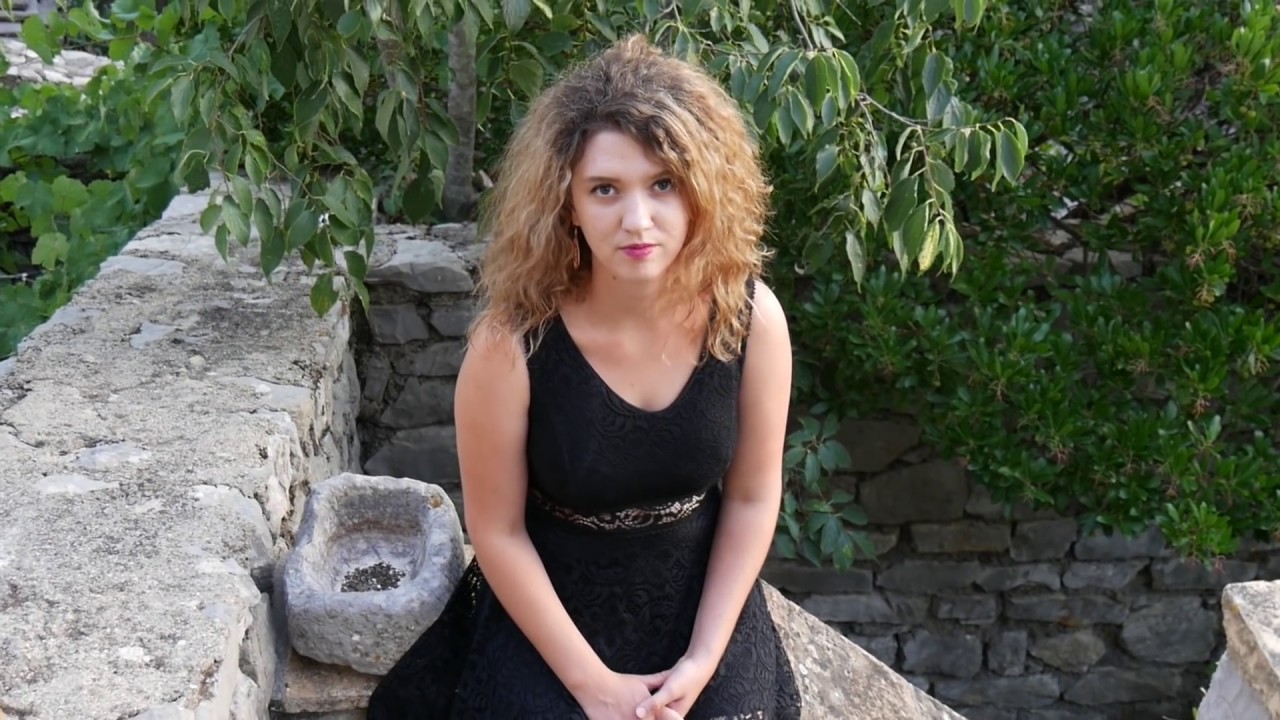 Eléonore Fourniau, El ediyi, ARGUVAN uzun hava, KLIP