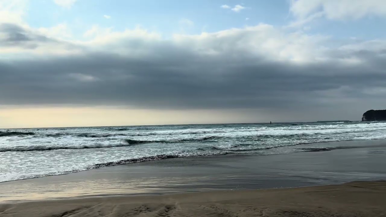 海の時間|風の強い日に、厚い雲と太陽が遊ぶ朝の海