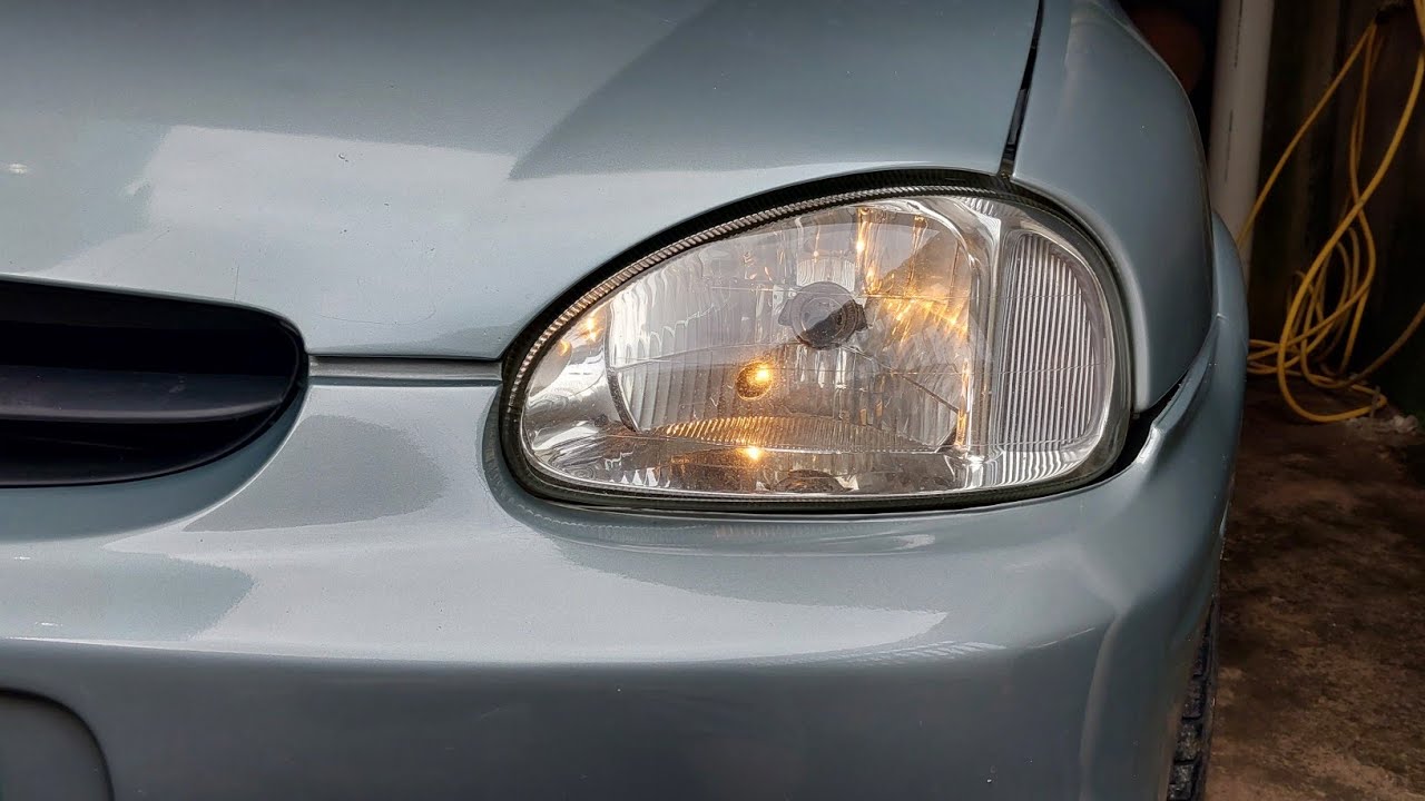 Como substituir a lâmpada da lanterna dianteira do Corsa