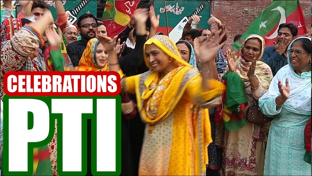 PTI Female workers Celebrating  Nawaz Sharif Disqualification Lahore