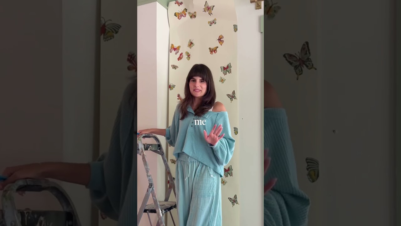 let&rsquo;s put up butterfly wallpaper in my living room!