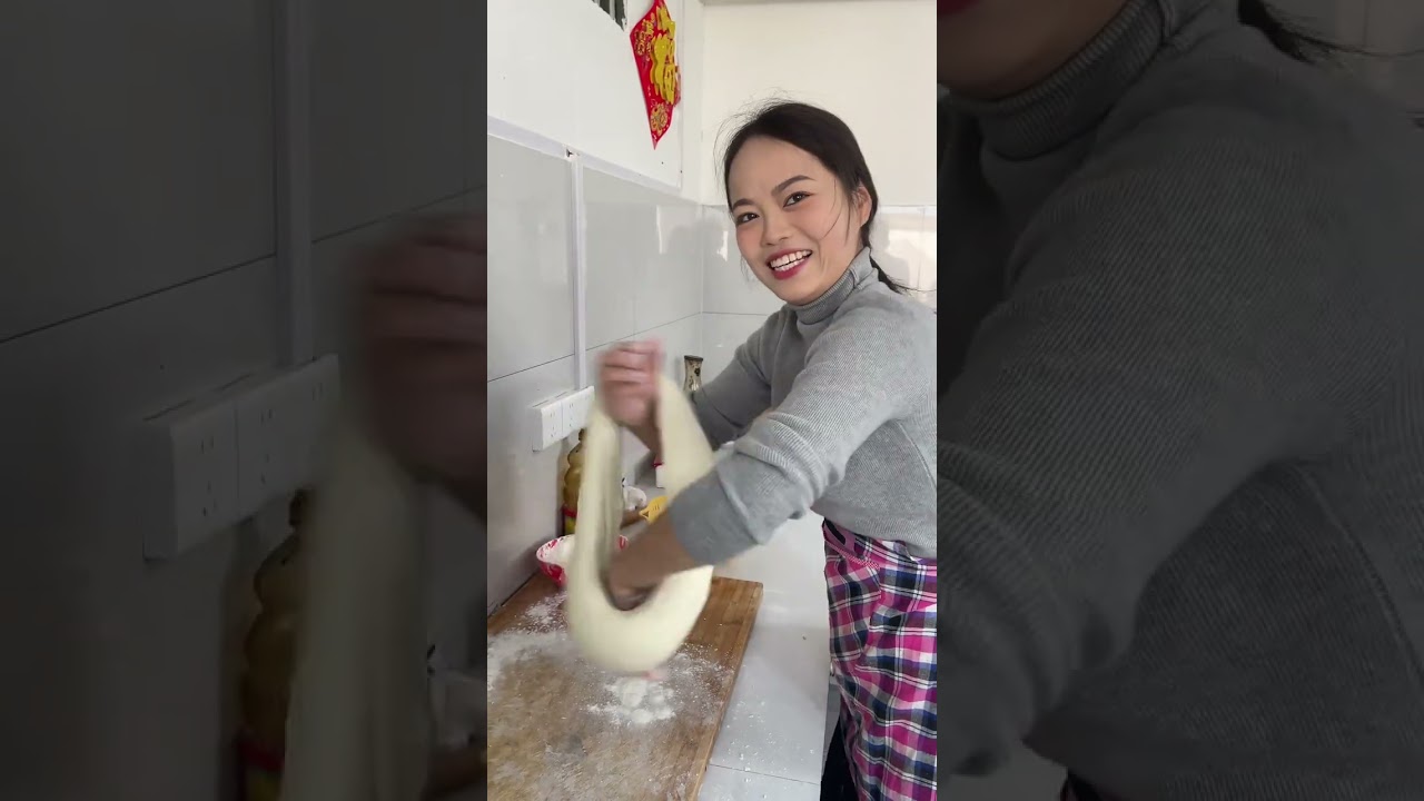 入冬的第一鲜就是先吃个香荠菜。今天婆婆带我们去地头剜了一大筐荠菜回来包大包子吃#记录真实生活 #农村日常 #荠菜