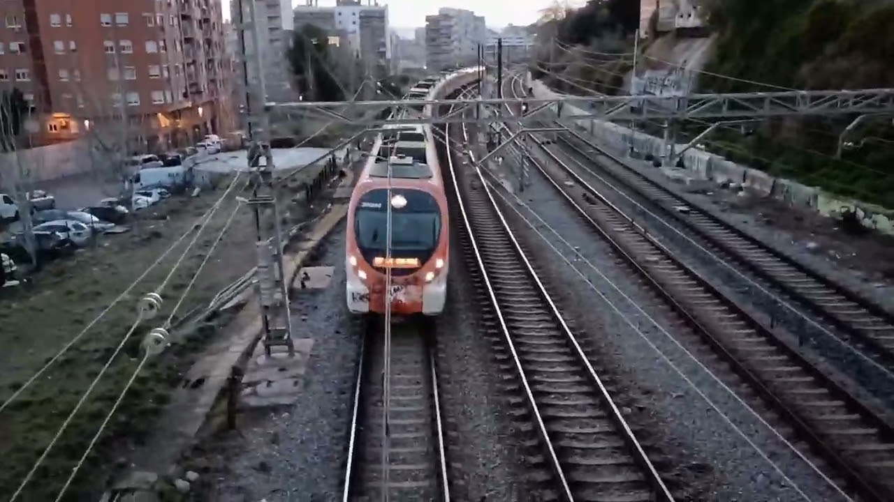 Trenes por el puente de La Torrassa, persona imprudente cerca de la vía, y pitadas 