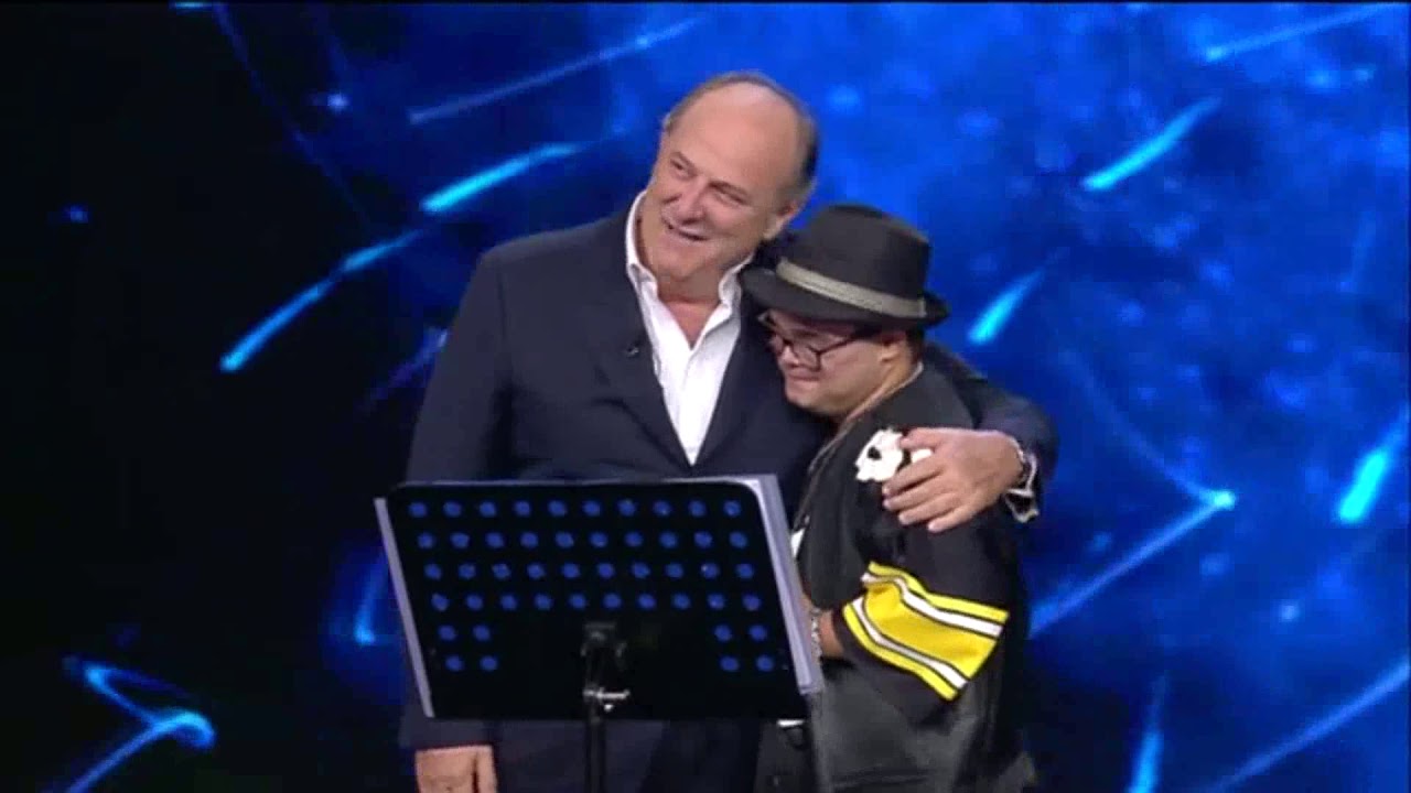 AGGIORNAMENTO DEI DETTAGLI Marco Baruffaldi a Tu Si Que Vales che canta contro il bullismo.