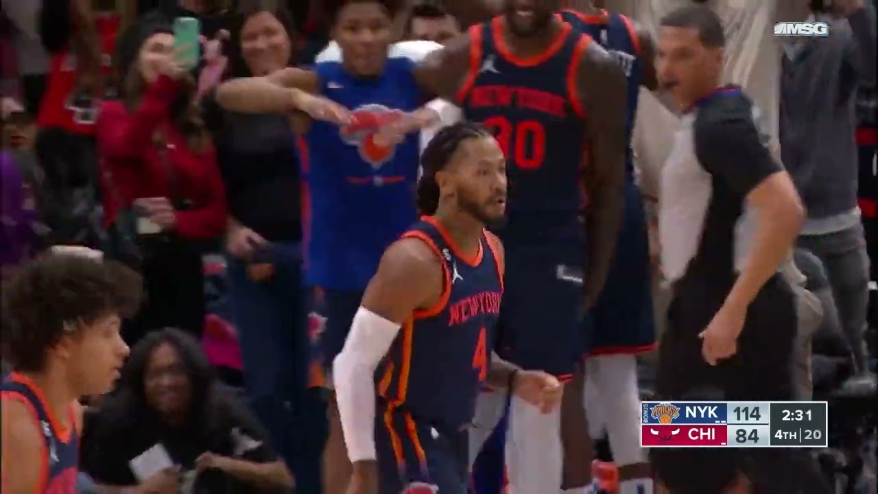 Bulls fans ERUPT as Derrick Rose buries this triple 🌹 Welcome home D-Rose!