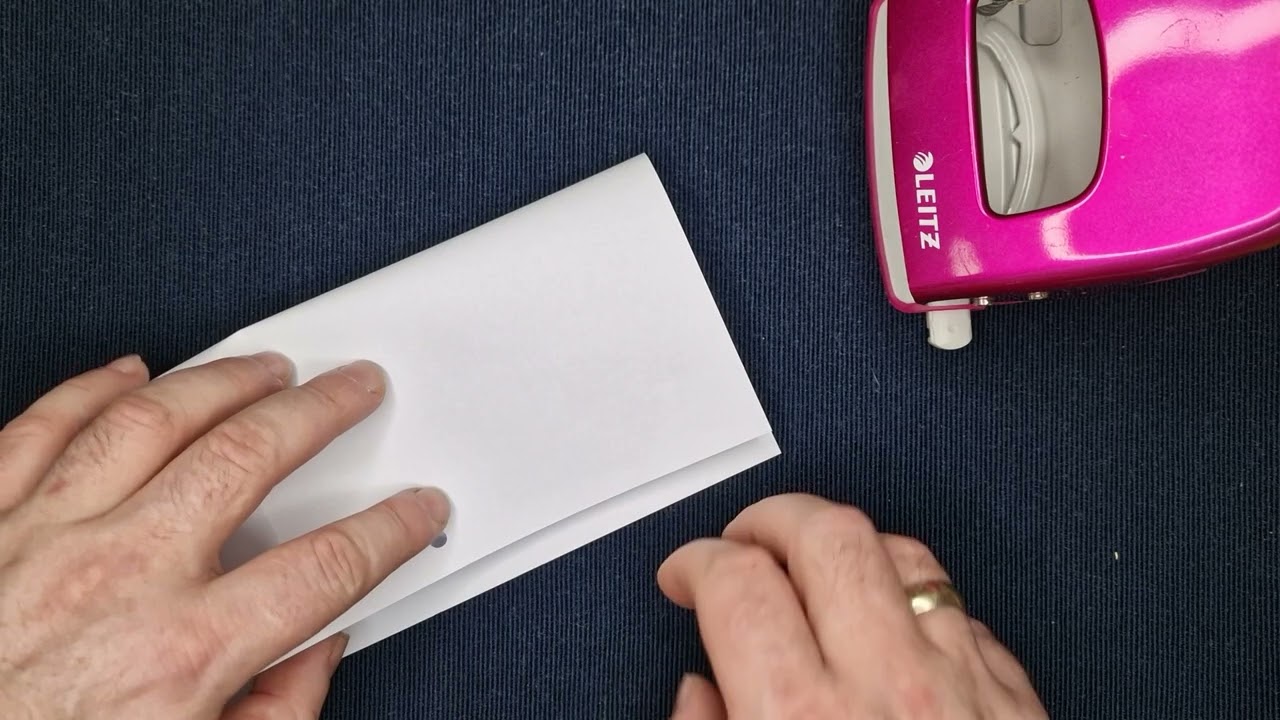 Dziurkacz w akcji: Jak używać dziurkacza do papieru