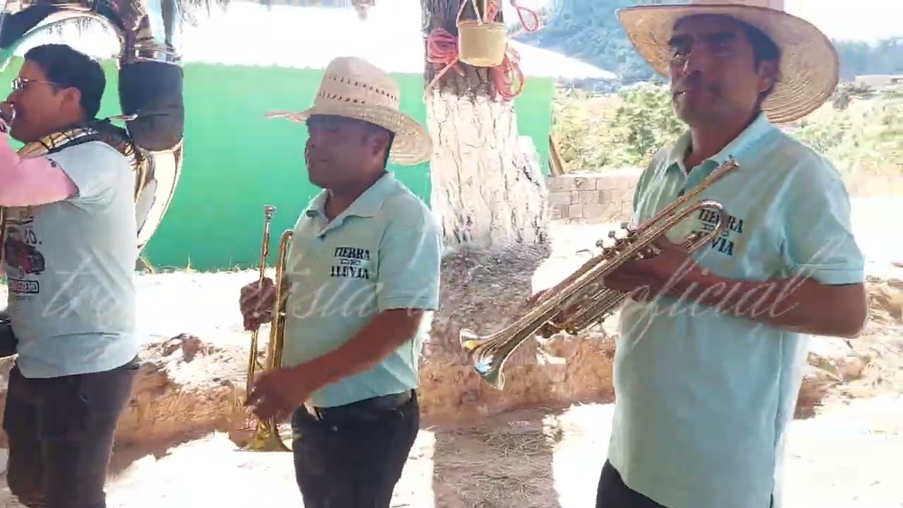La gente de mi rancho  asi disfrutan la música de banda en la fiesta de patronal TROMPETISTA ALEGRE 