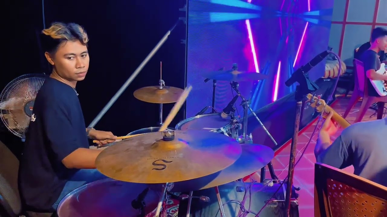 Mek rolum live band . Hoàng Thiện drum , Singer Srey Leak