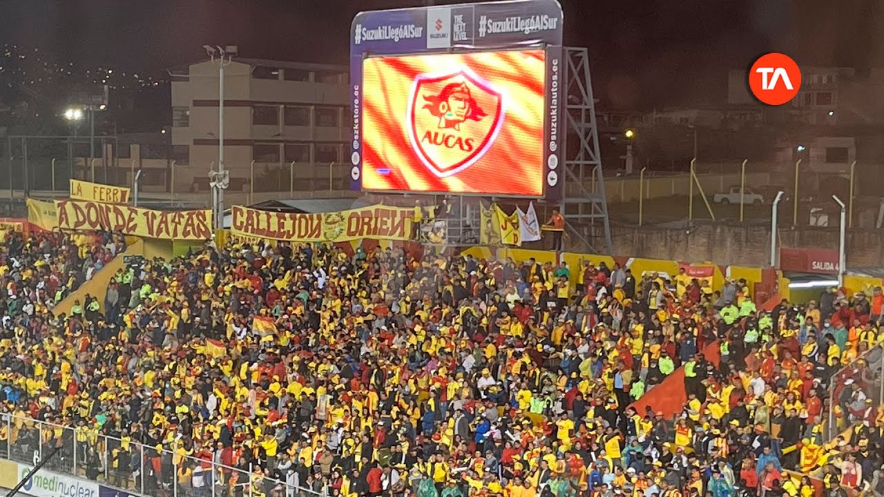Hinchas de Aucas festejan su primer campeonato luego de 77 años