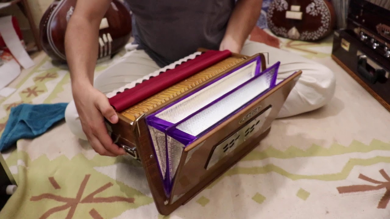 How to play Harinam Harmonium, Kirtan Yoga World