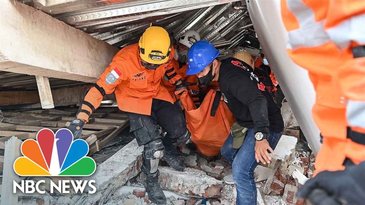 Indonesian Rescue Workers Race To Find Trapped Victims After Deadly Earthquake