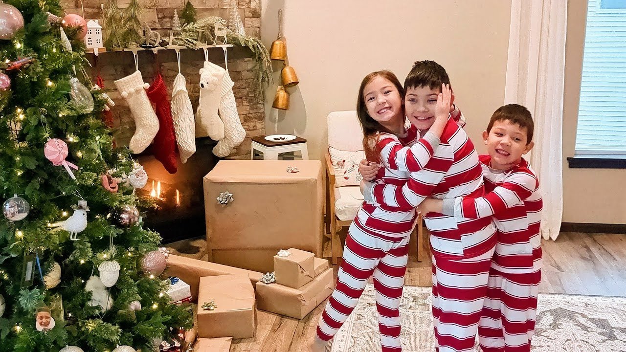 Процесс открытия подарка выглядит так 🎄🎁🎅😍