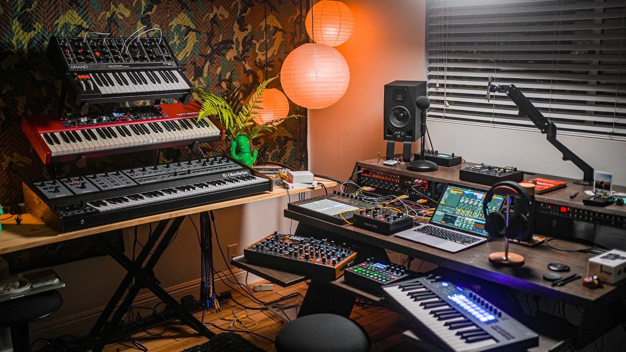 Using My Whole Studio To Make House Music & Ableton Live To Record It // One Of My Best Basslines!