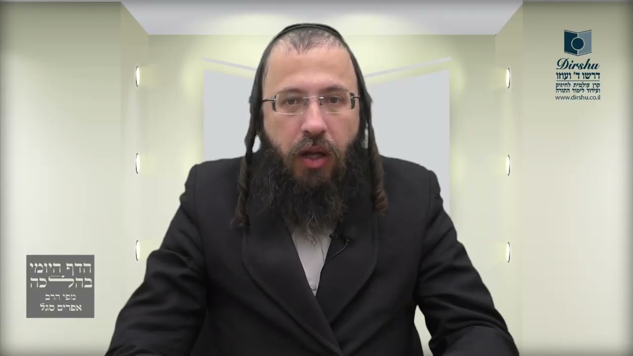 האם מותר לנער פירורי לחם מעל ה'סוודר' בשבת?- ש