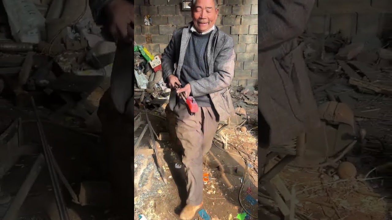 A rural blacksmith craftsman forges a hammer with bearing steel#Rural areas#Artisan#Guazi