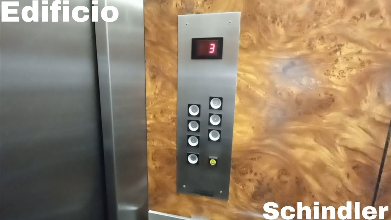 Ascensor Schindler eléctrico MR de los 90 en un edificio, Oviedo, España