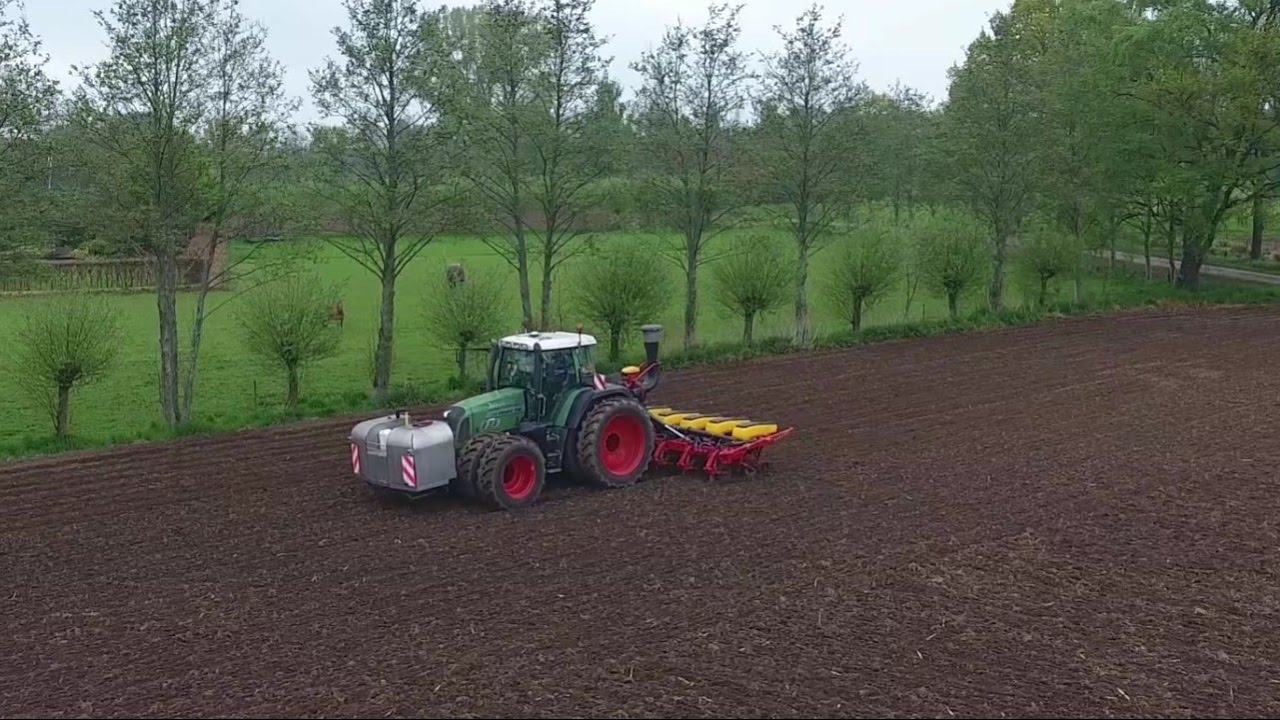 Loonbedrijf Westerveld maïszaaien met twee combinaties Väderstad Monosem Imants Trekkerweb