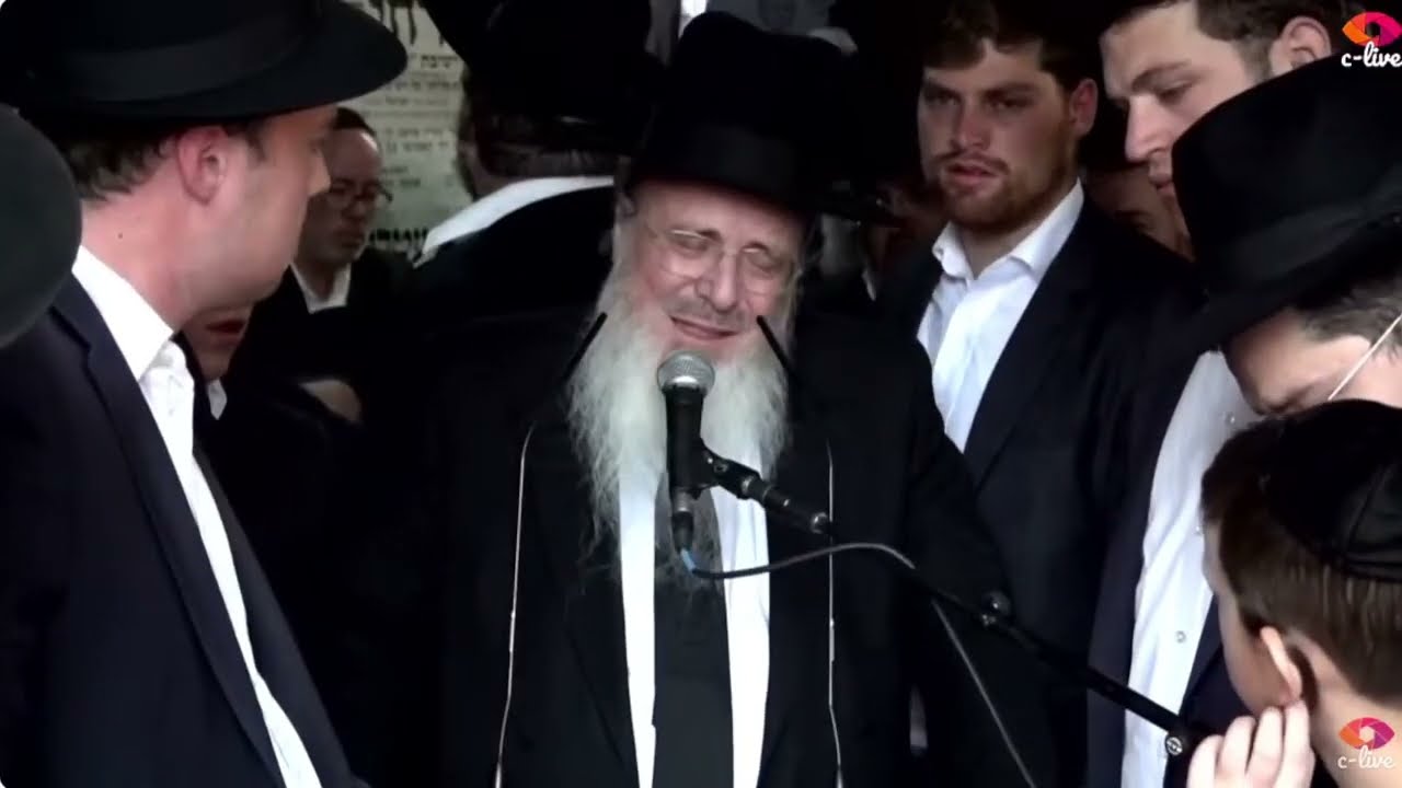 מסע ההלוויה של מרן ראש הישיבה מרן רבינו הגרב”מ אזרחי זצ”ל באדיבות c-live