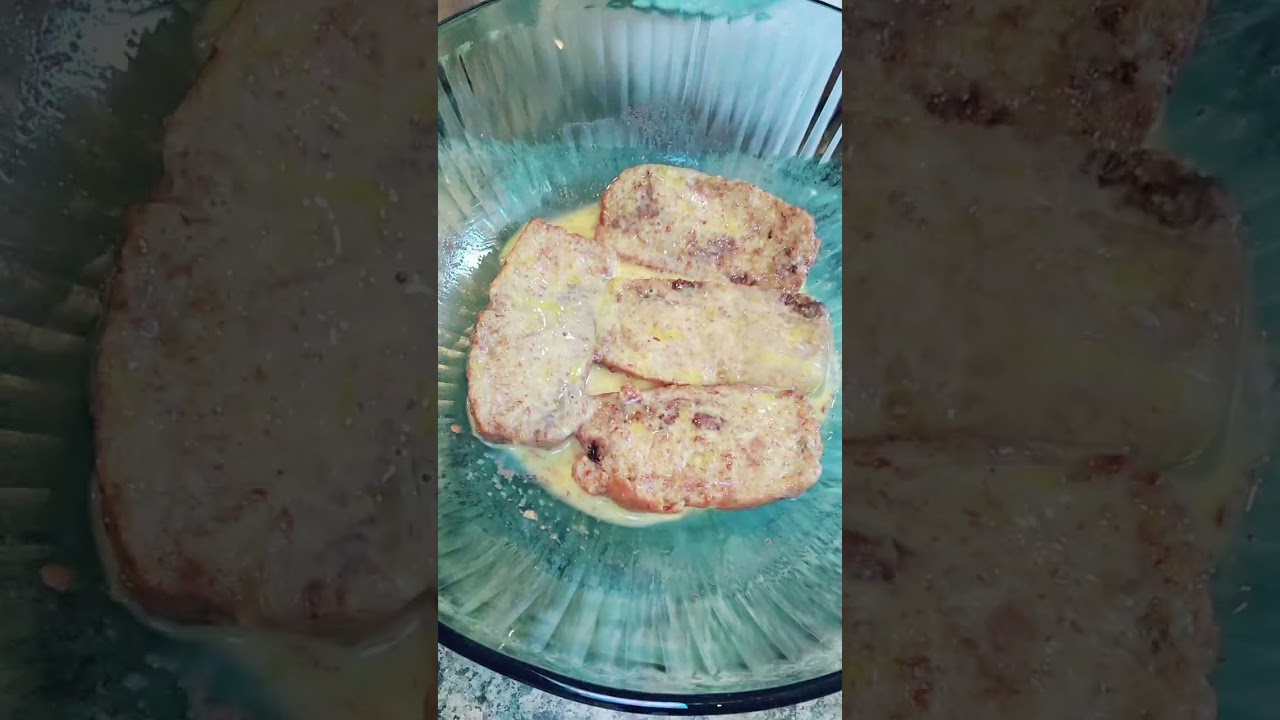 Make French Toast with banana bread and bacon #food #cooking #cookwithme #yummy #tasty #delicious 