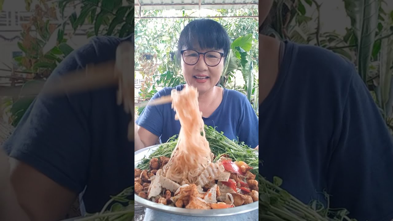 ยอดอ่อนถั่วลันเตาหวาน กินกับตำเส้นเล็กใส่หมูยอ แซ่บหลาย @กินกับป้าเล็ก 