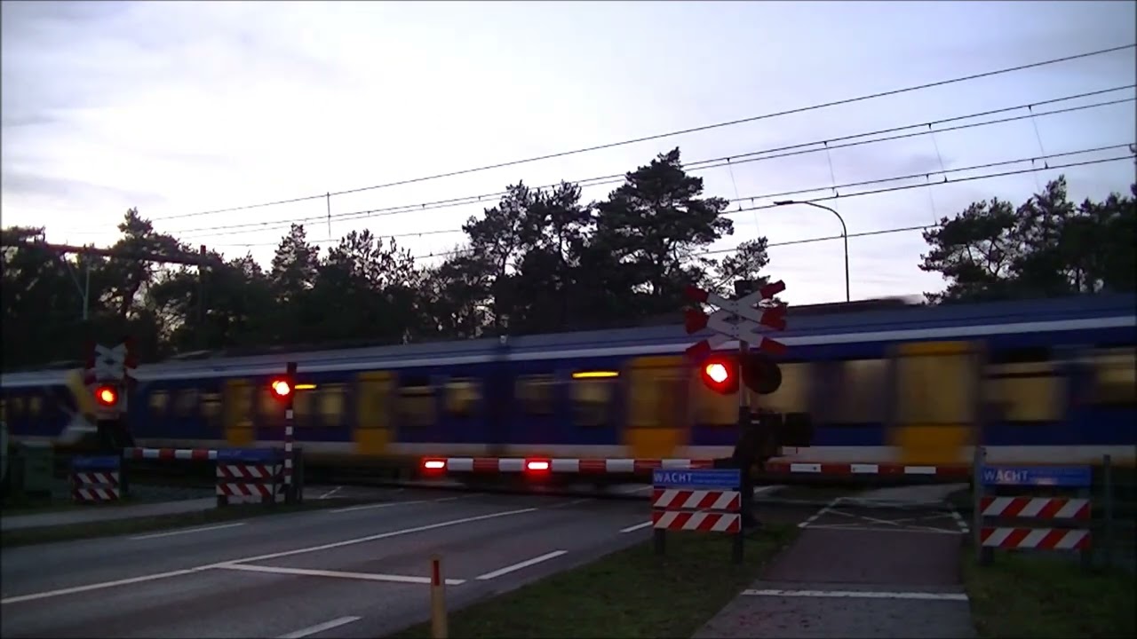 Spoorwegovergang Nunspeet // Dutch railroad crossing