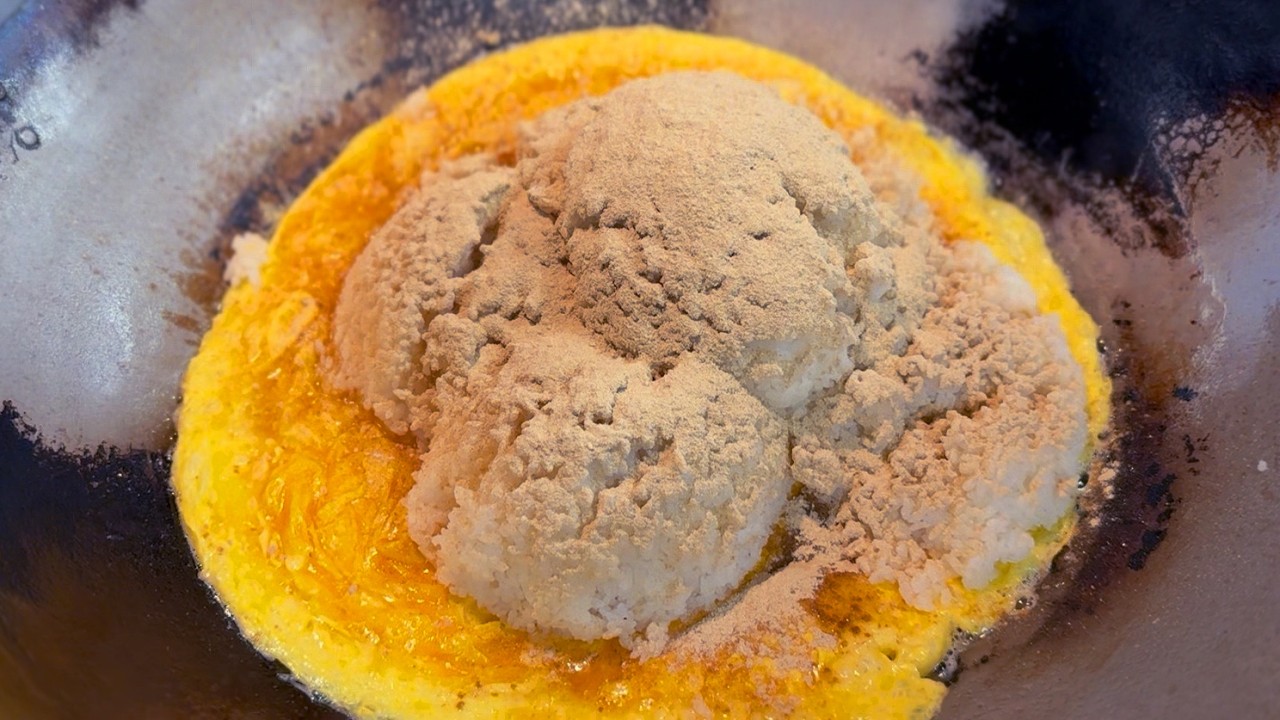 コショウ炒飯　Looks Mild. Hits Like Pepper.