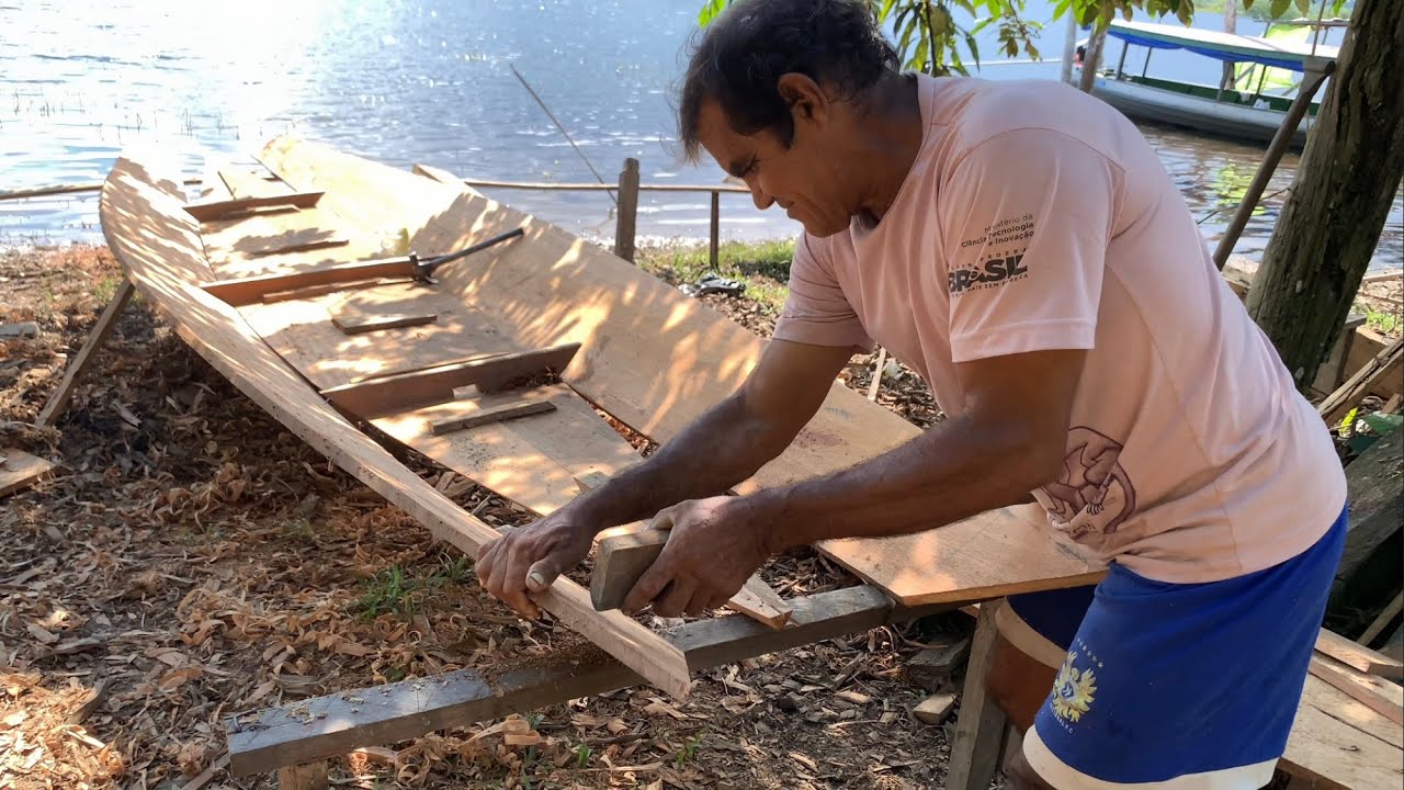 As Ribeirinhas mostrando a Carpintaria Naval do Adelino fazendo canoa.