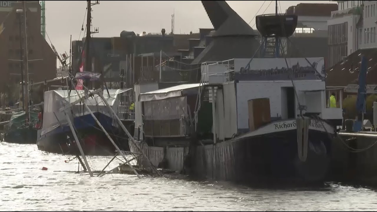 Fischkutter gesunken – Feuerwehrgroßaufgebot im Rostocker Stadthafen