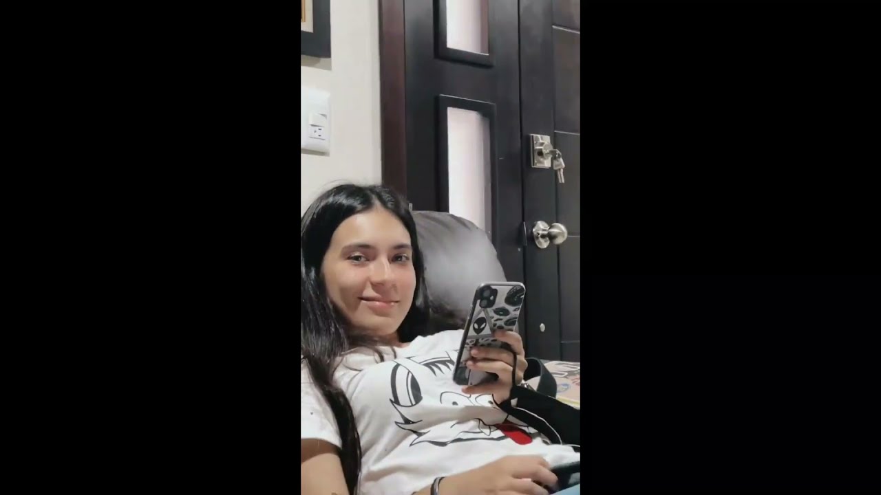 Ale y Ana divirtiéndose en los columpios - instastories 09/10/2021