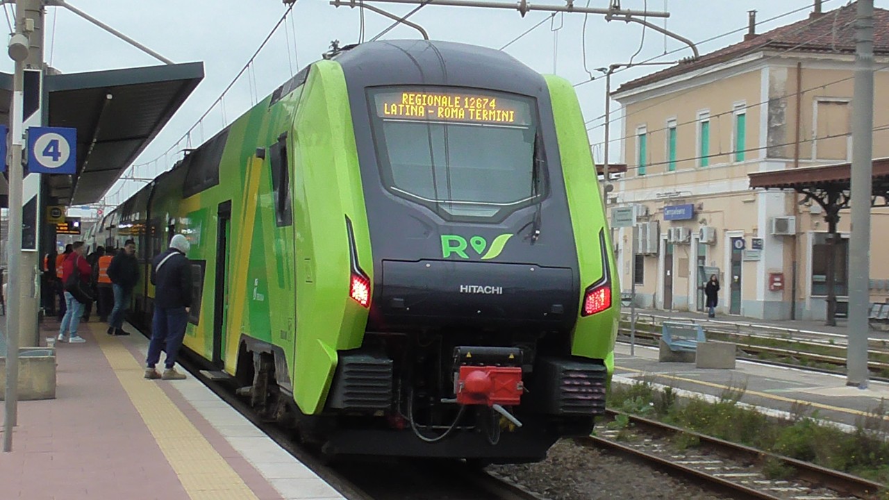 Una mattina nuvolosa tra treni in arrivo, in partenza e in transito alla stazione di CAMPOLEONE