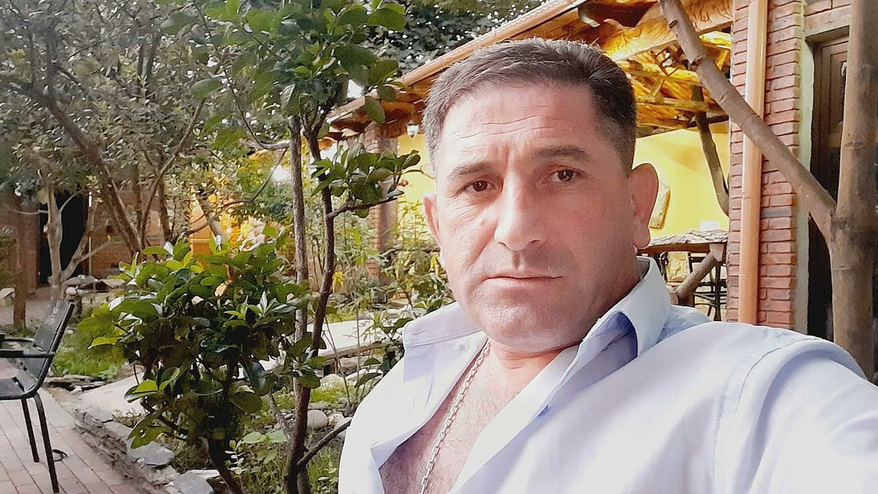 verxvis fotoltan  /  kaxa sulaberidze  . ვერხვის ფოთოლთან  /  კახა სულაბერიძე .