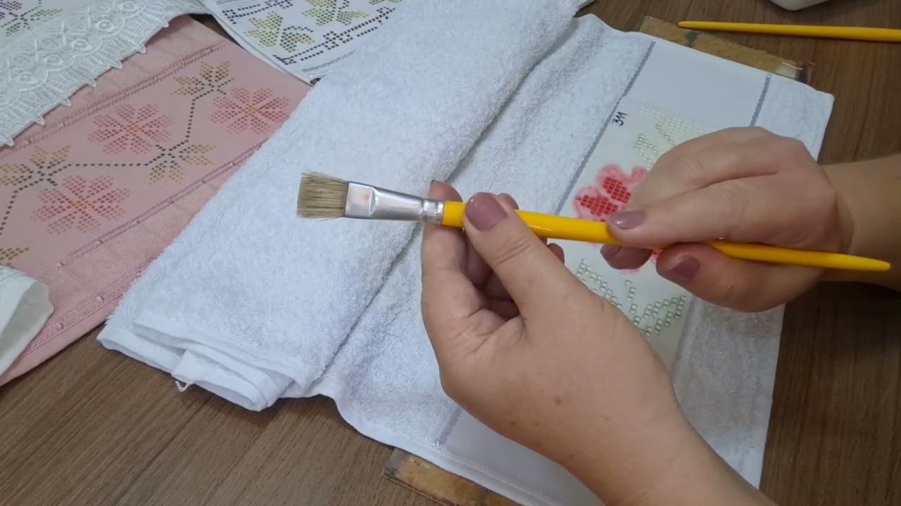 751 - Pintura em toalha de rosto ponto cruz Natal !