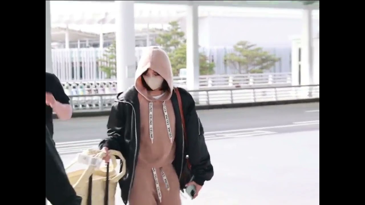 Lisa at Incheon airport heading Australia for Bvlgari event