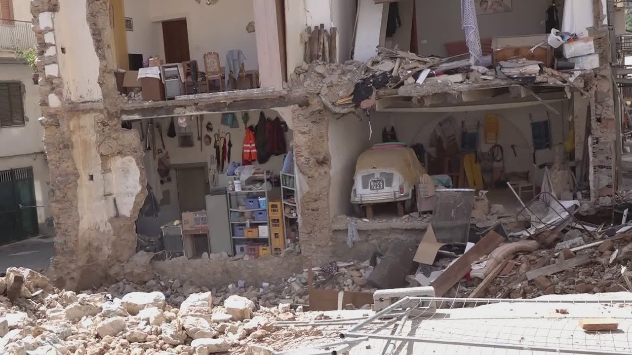 NUOVO CROLLO A SAMBIASE, CEDE ANCORA IL PALAZZO DI VIA GALLUPPI